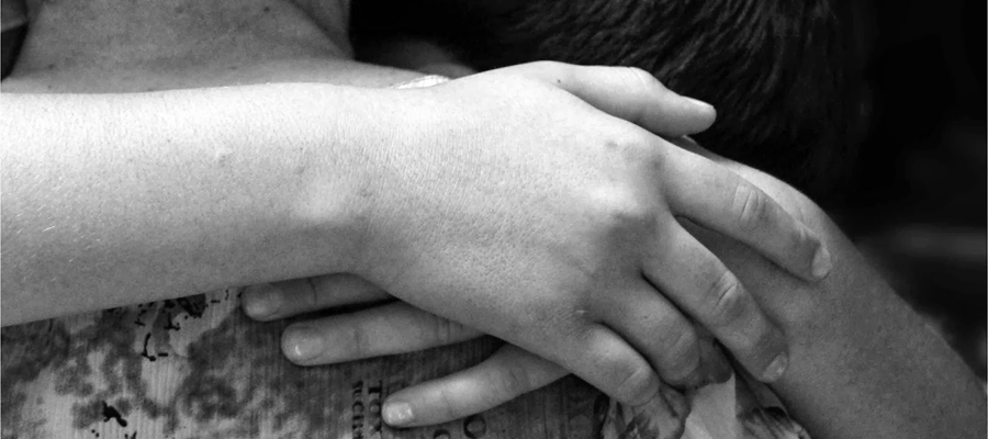 bj-02-mi-madre-abrazo-antonio