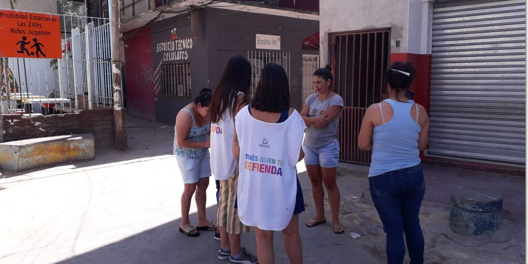 Personal de la Defensoria dialogando con vecinos de villa 15