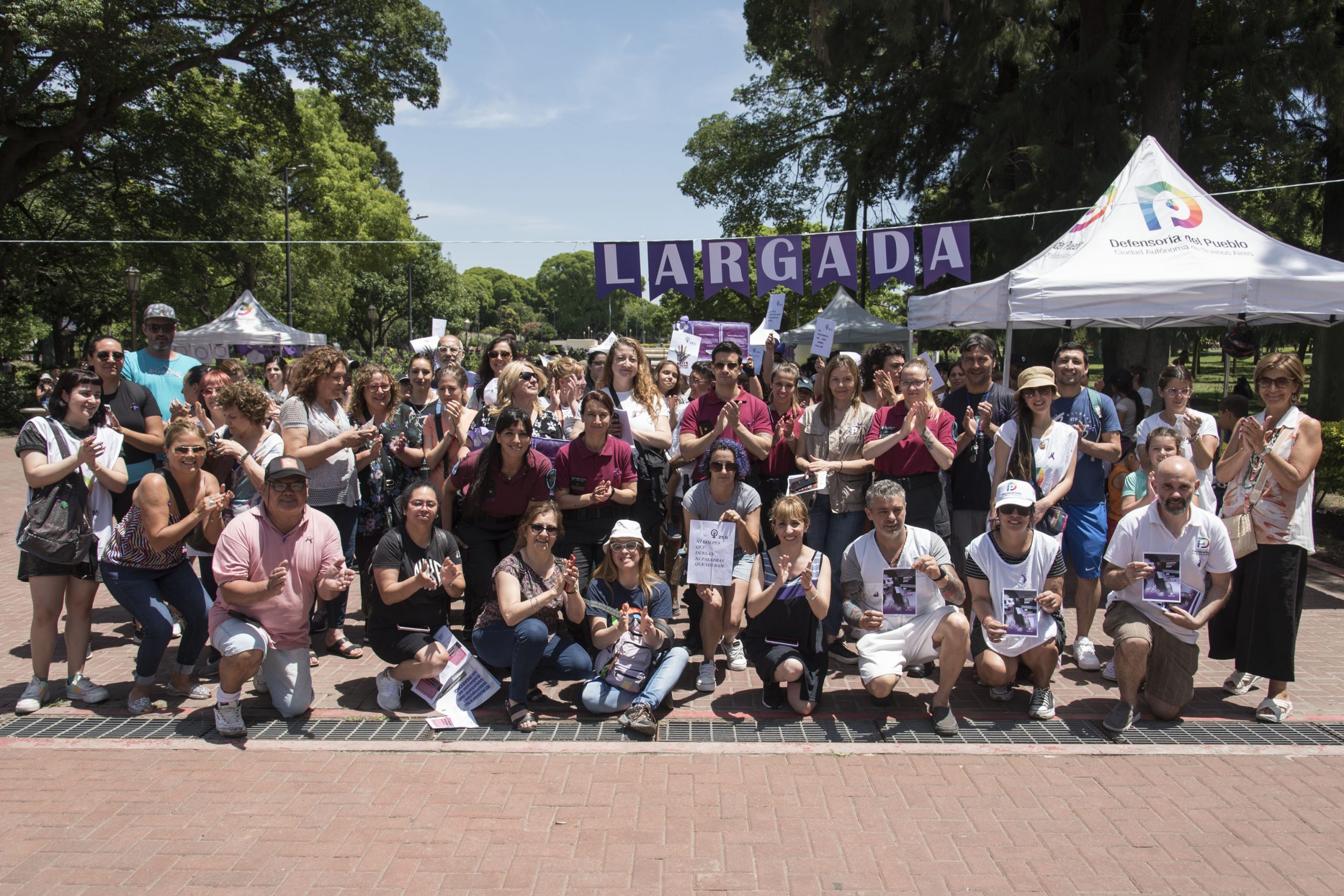 Imagen grupal de las/los participantes de la caminata contra las violencias de genero con la participacion de la Defensora María Rosa Muiños
