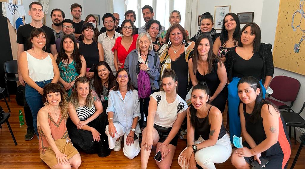 Imagen grupal de las/los participantes dl encuentro en Abuelas