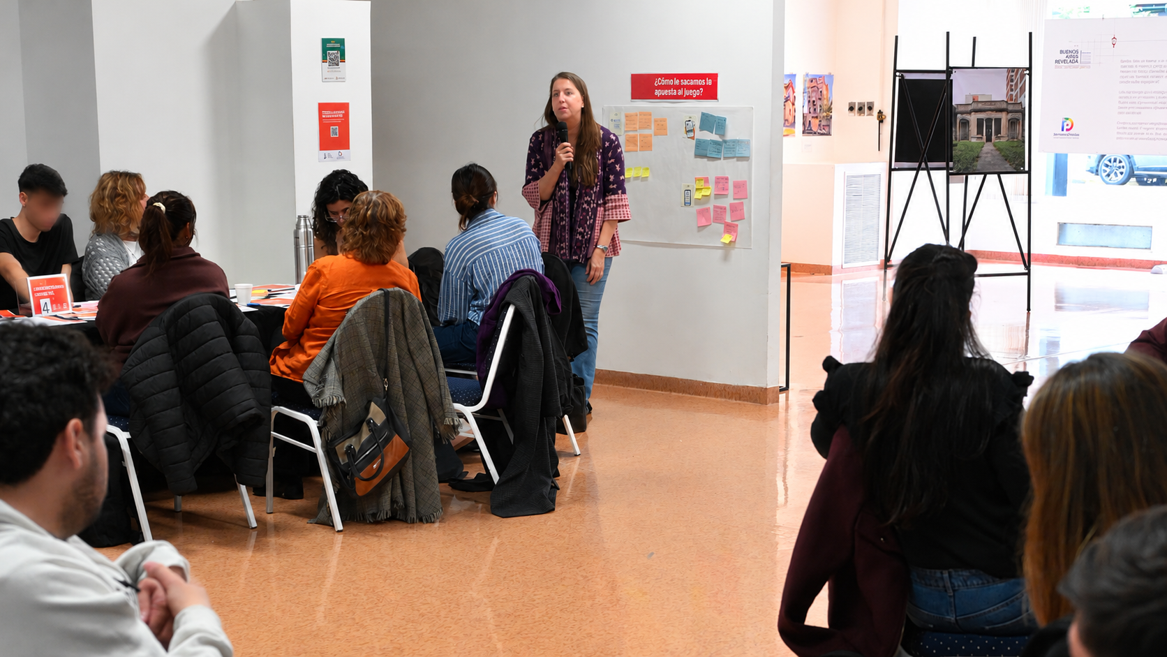 Taller comunitario con presentadora y público