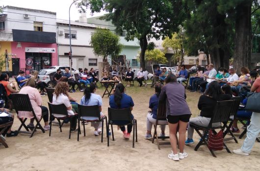 07-12-mesa-de-genero-bajo-flores