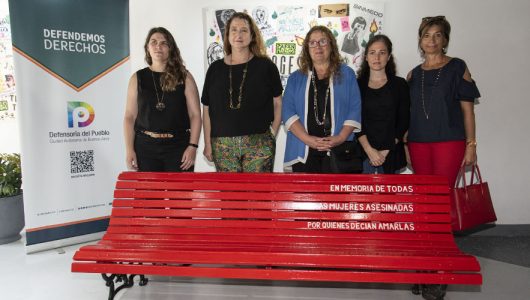 Banco rojo instalado en la central de la Defensoría del Pueblo en memoria de las mujeres asesinadas