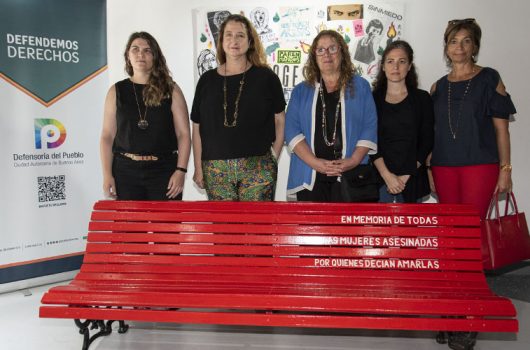 Banco rojo instalado en la central de la Defensoría del Pueblo en memoria de las mujeres asesinadas