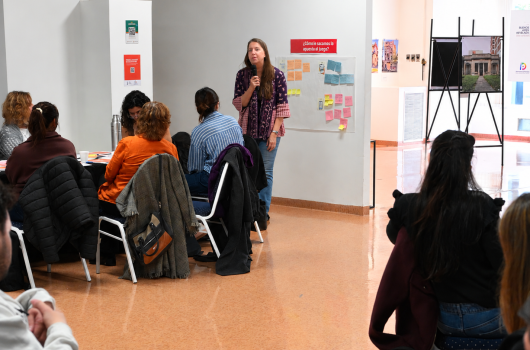 Taller comunitario con presentadora y público