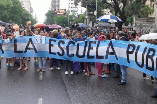 abrazo_escuela_primera_junta