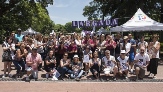 Imagen grupal de las/los participantes de la caminata contra las violencias de genero con la participacion de la Defensora María Rosa Muiños