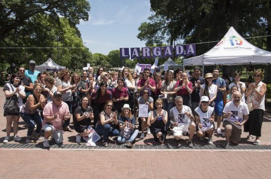 Imagen grupal de las/los participantes de la caminata contra las violencias de genero con la participacion de la Defensora María Rosa Muiños