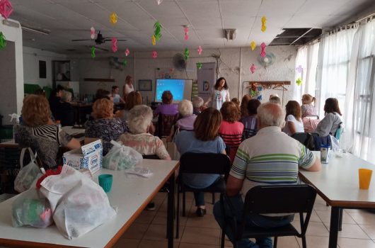 Reunion del taller Ciudad Habitada con personal de la Defensoría disertando