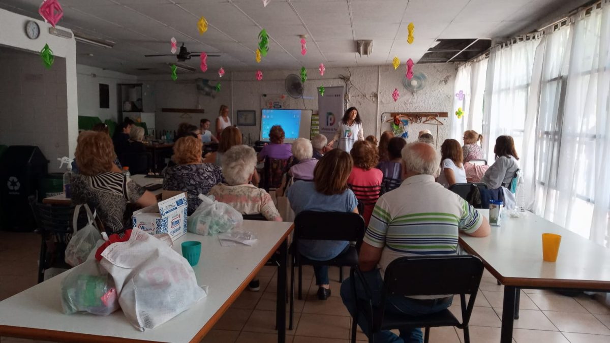 Reunion del taller Ciudad Habitada con personal de la Defensoría disertando