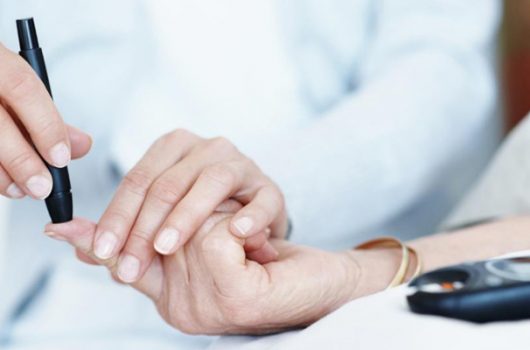 diagnosticar-diabetes-con-glucometro