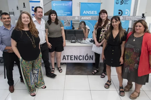 Empleados de la Defensoría en el Puesto de atención de la ANSES