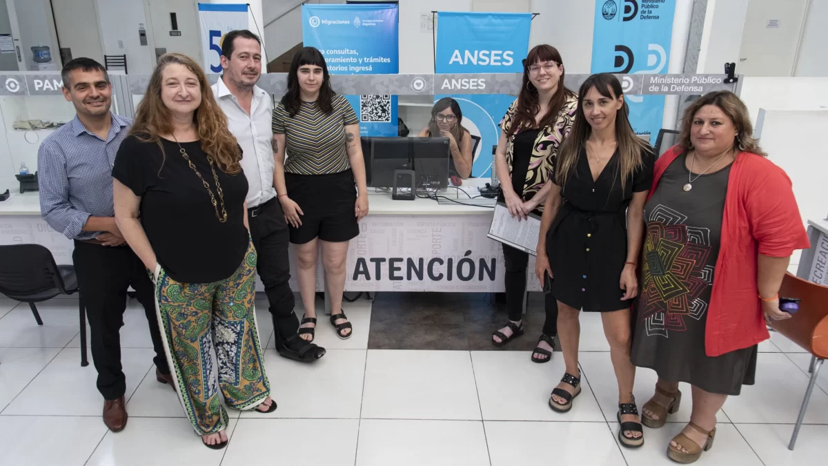 Empleados de la Defensoría en el Puesto de atención de la ANSES