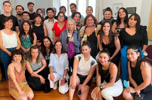 Imagen grupal de las/los participantes dl encuentro en Abuelas