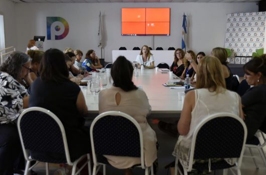 foto mesa trabajo enfoque género