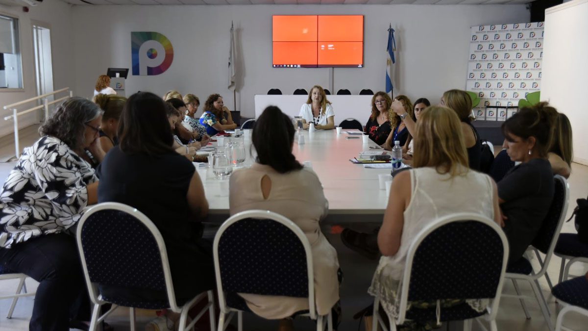 foto mesa trabajo enfoque género