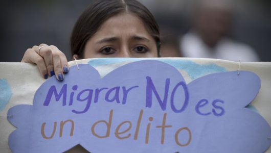 (140812) -- CIUDAD DE MEXICO, agosto 12, 2014 (Xinhua) -- Activistas de Amnistía Internacional protestan contra la criminalización, deportación y detención de niños y niñas migrantes, frente en la  Secretaria de Gobernación, en la Ciudad de México, capital de México, el 12 de agosto de 2014. (Xinhua/Alejandro Ayala) (aa)