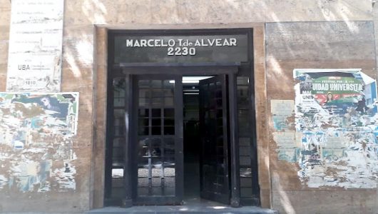 puerta de la facultad de ciencias sociales