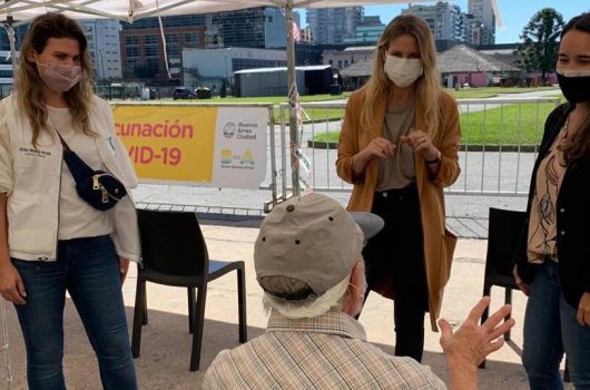 silke en centro vacunación la rural