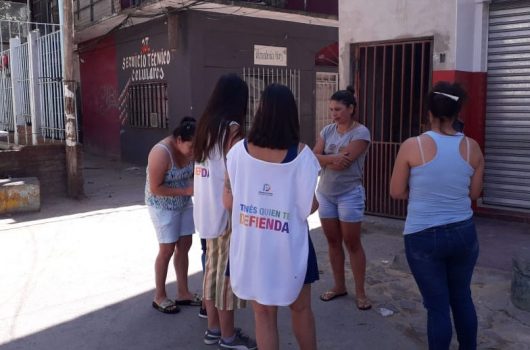 Personal de la Defensoria dialogando con vecinos de villa 15